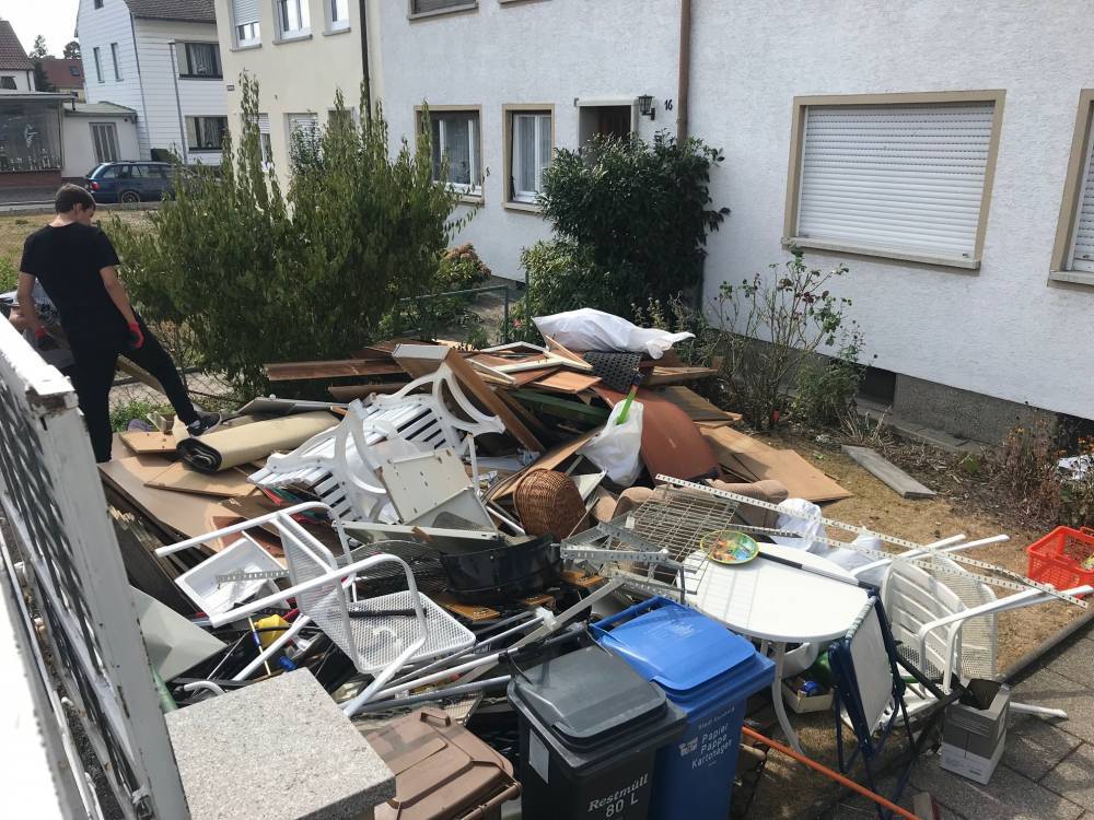 Schrotthaufen aus Altmetallen nur Abholung