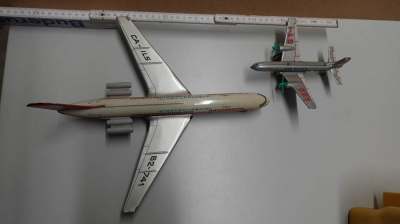 2x Blechspielzeug Flugzeuge alt, Konvolut, Deko / Sammler