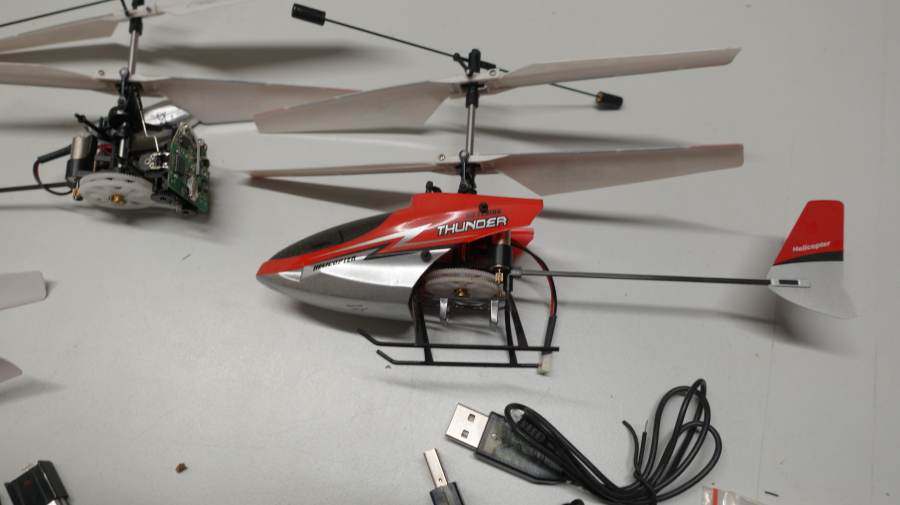 RC Helikopter Set (Thunder) + 3 Fernbedienungen + Ersatzteile – Bastlerware