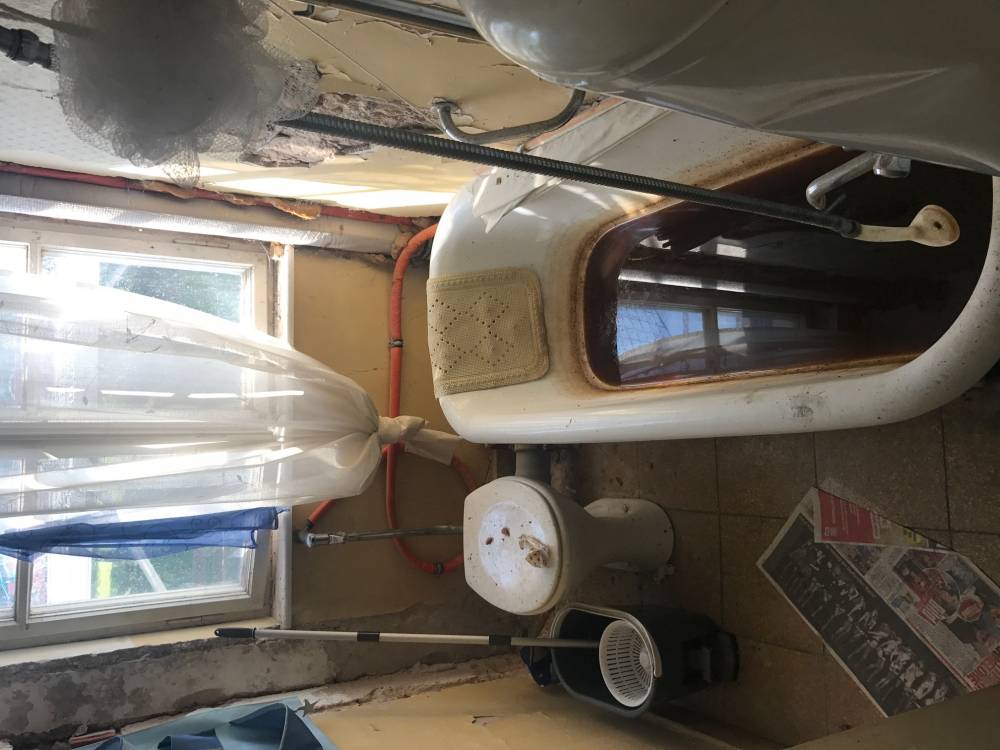 Verschissene Badewanne zu verschenken